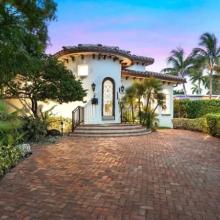 Luxurious 5Br And 3Ba Lakefront Villa Near Beach